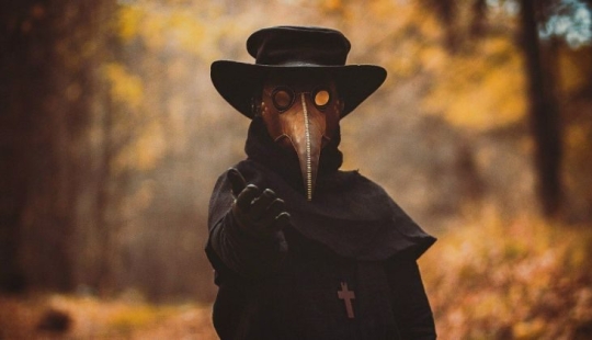 How did the costume of the plague doctor and why he looks so weird