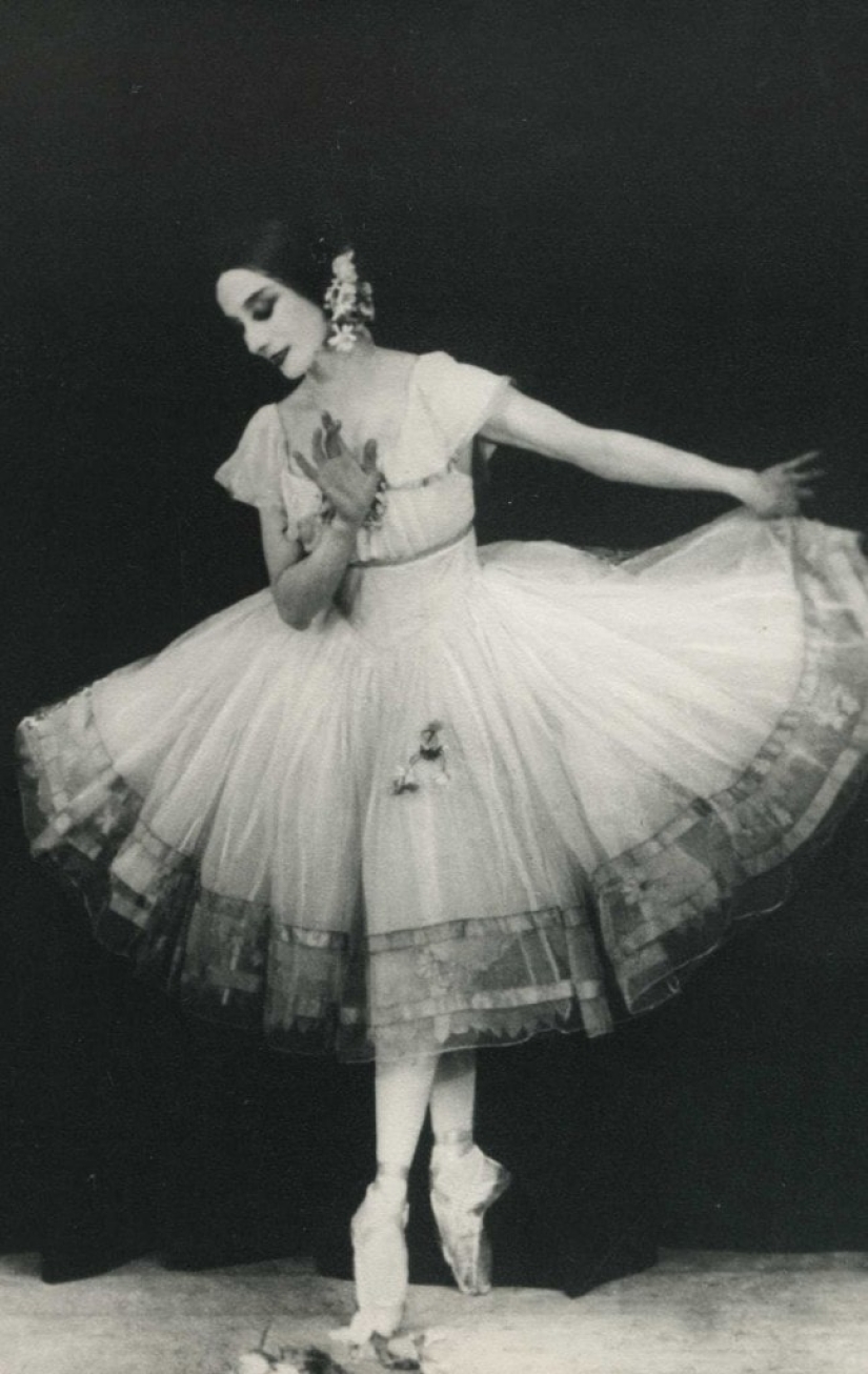 How did the Pavlova cake appear and how is it connected with the great Russian ballerina