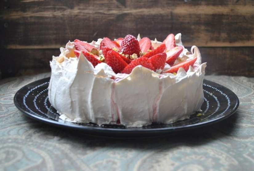 How did the Pavlova cake appear and how is it connected with the great Russian ballerina