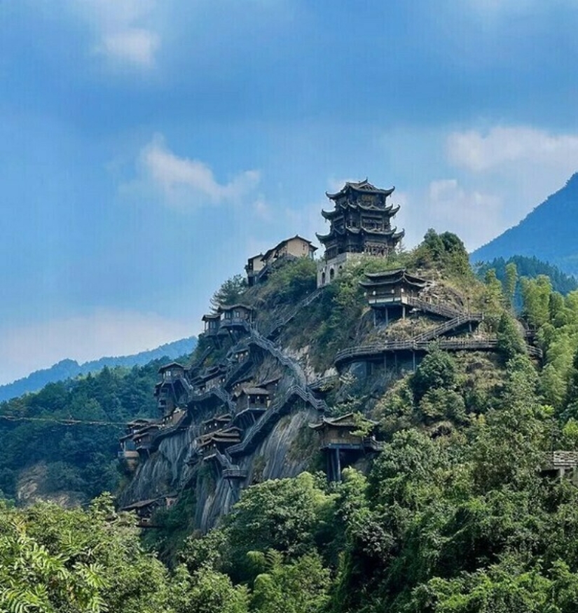How did the “vertical” Chinese village of Wangxian appear and who lives in it?