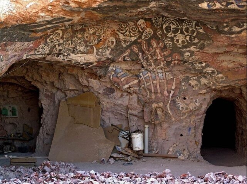 How do the inhabitants of Coober Pedy live, the city under the ground, which you definitely saw in the movies