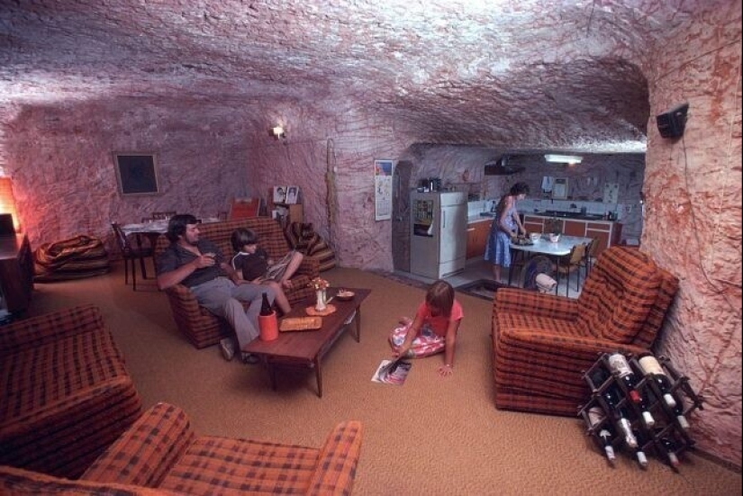 How do the inhabitants of Coober Pedy live, the city under the ground, which you definitely saw in the movies