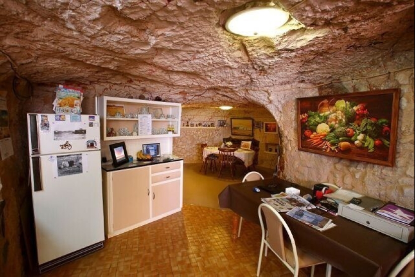 How do the inhabitants of Coober Pedy live, the city under the ground, which you definitely saw in the movies