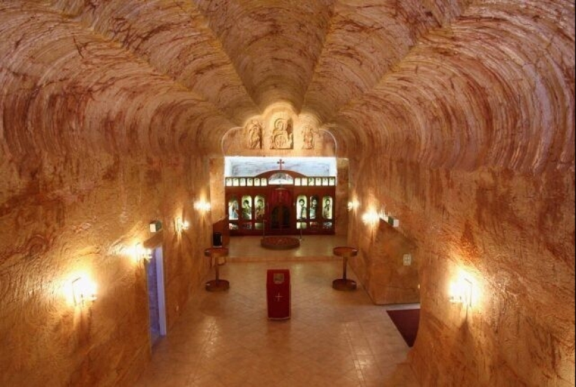 How do the inhabitants of Coober Pedy live, the city under the ground, which you definitely saw in the movies