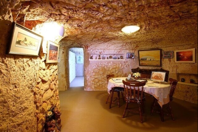 How do the inhabitants of Coober Pedy live, the city under the ground, which you definitely saw in the movies