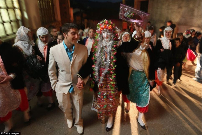 How do weddings of Bulgarian Muslim highlanders take place?