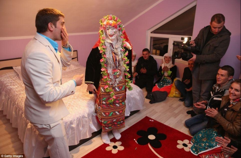 How do weddings of Bulgarian Muslim highlanders take place?