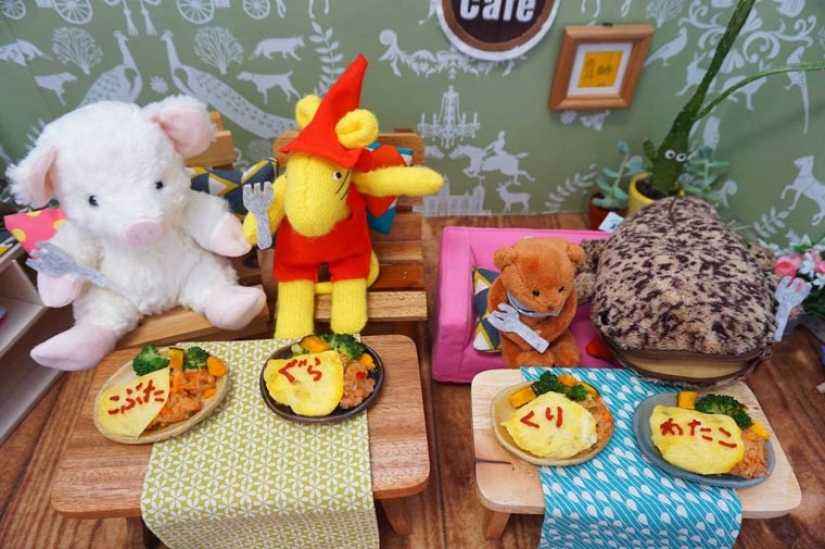 How does a Japanese plush toy cafe work?