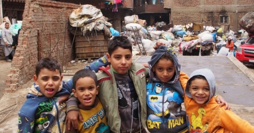 How does the Cairo "empire of scavengers" live, dictating its will to the Egyptian authorities