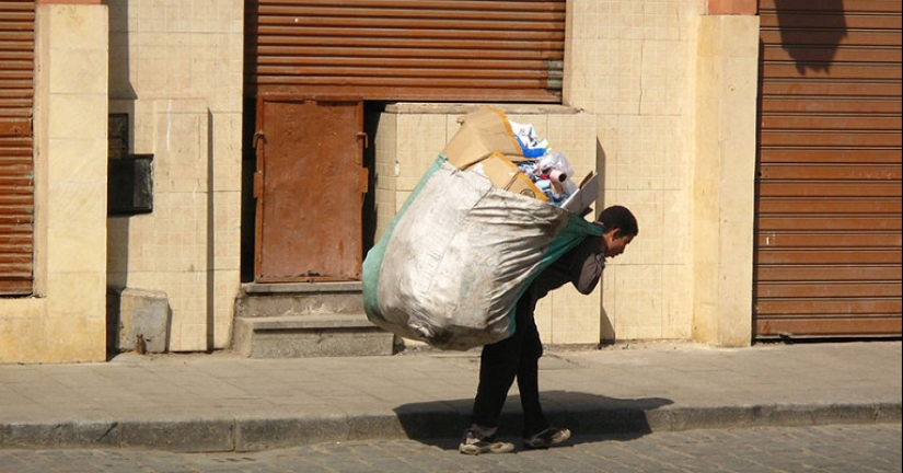 How does the Cairo "empire of scavengers" live, dictating its will to the Egyptian authorities