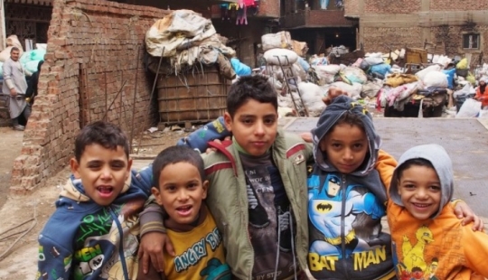 How does the Cairo "empire of scavengers" live, dictating its will to the Egyptian authorities