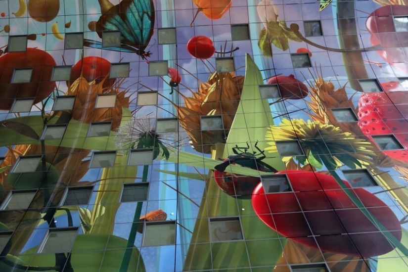 How does the digital mural at the incredible futuristic building market Rotterdam