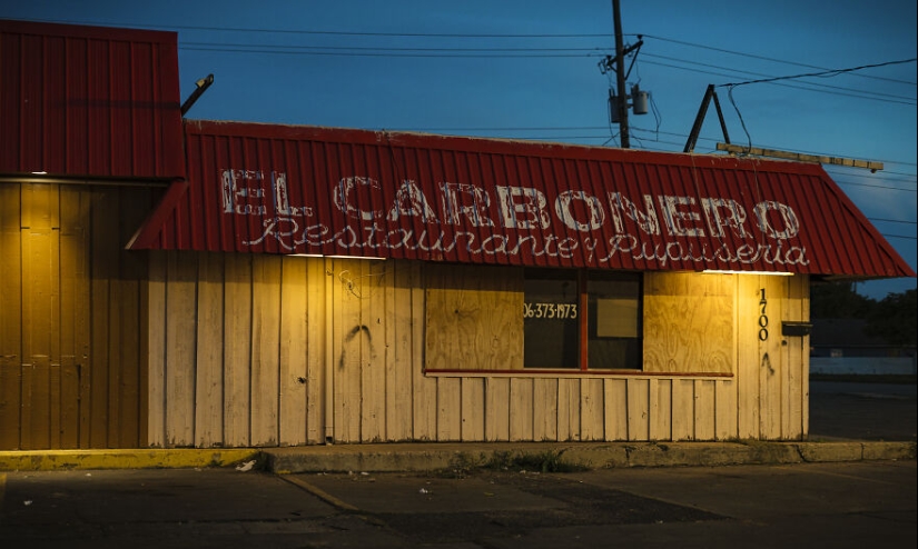 How I Captured Human Connection Through 17 Photos Of Route 66