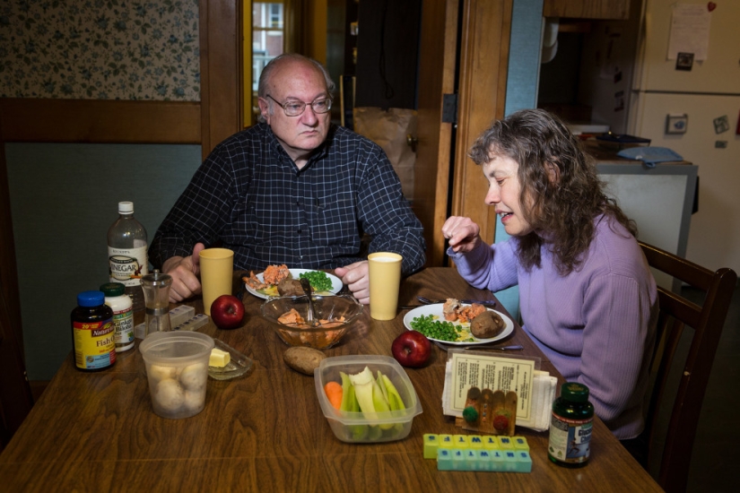 How is dinner going in the families of ordinary Americans