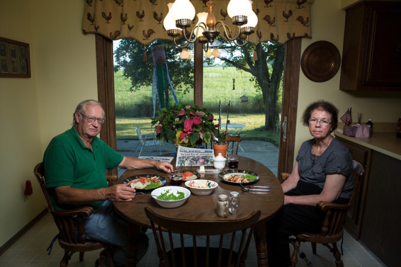 How is dinner going in the families of ordinary Americans