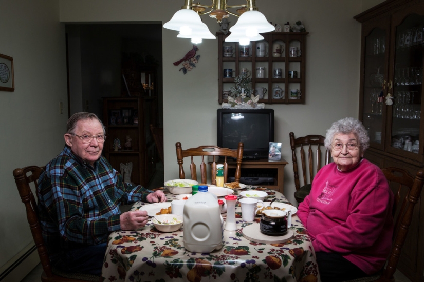 How is dinner going in the families of ordinary Americans