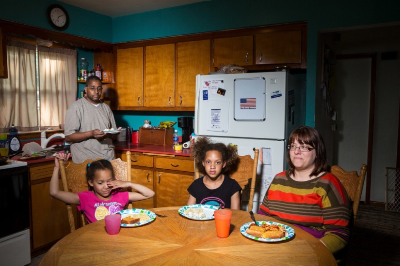 How is dinner going in the families of ordinary Americans