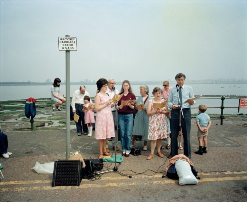 How Liverpool lived in the early 80s: candid photos of controversial photojournalist Martin Parr