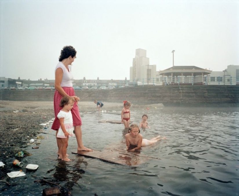 How Liverpool lived in the early 80s: candid photos of controversial photojournalist Martin Parr