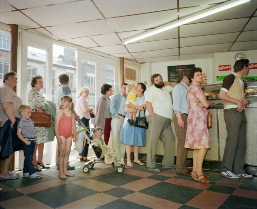 How Liverpool lived in the early 80s: candid photos of controversial photojournalist Martin Parr