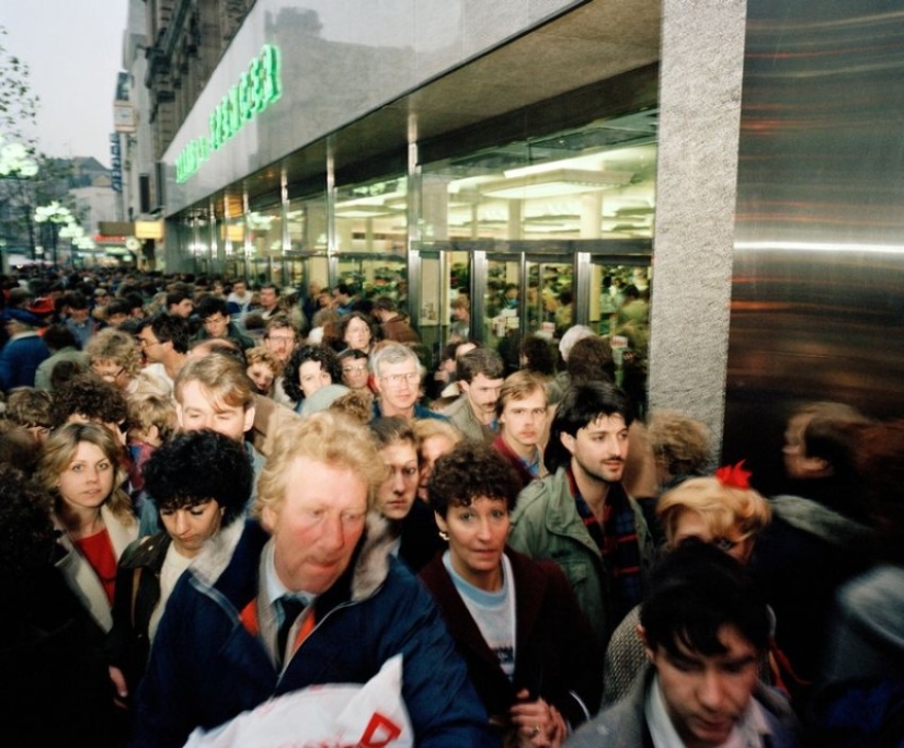 How Liverpool lived in the early 80s: candid photos of controversial photojournalist Martin Parr