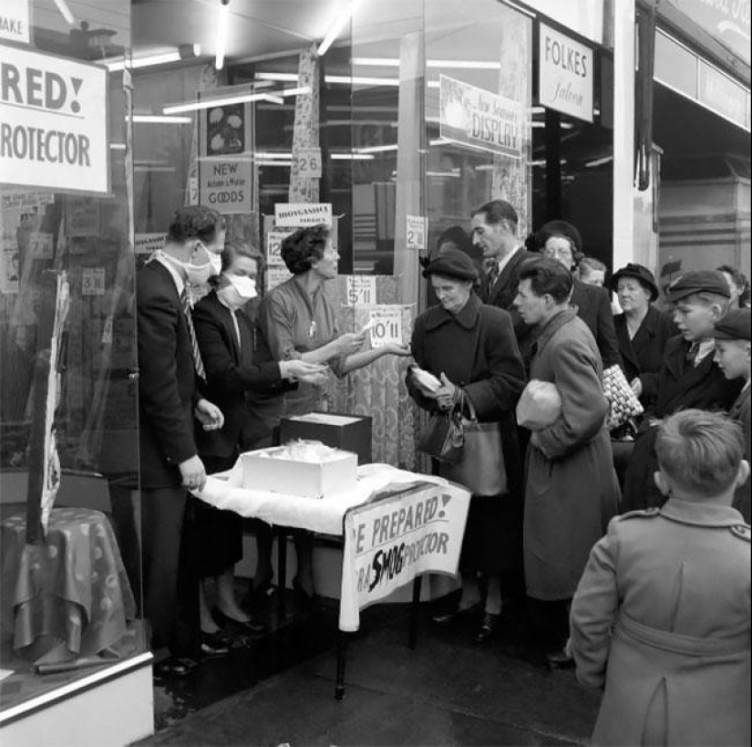 How Londoners used masks to escape the Great Smog in the 1950s