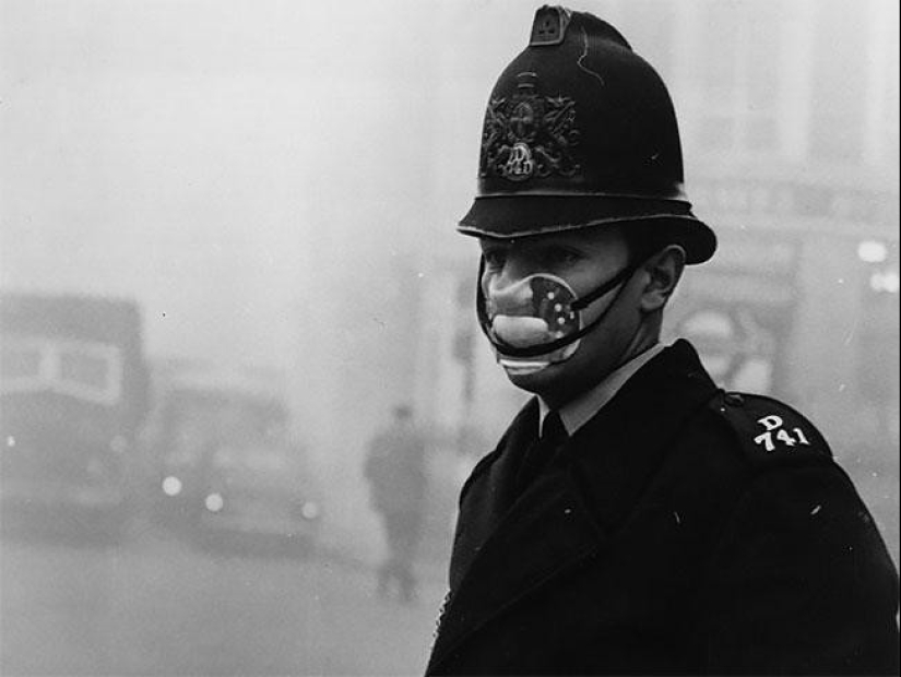 How Londoners used masks to escape the Great Smog in the 1950s