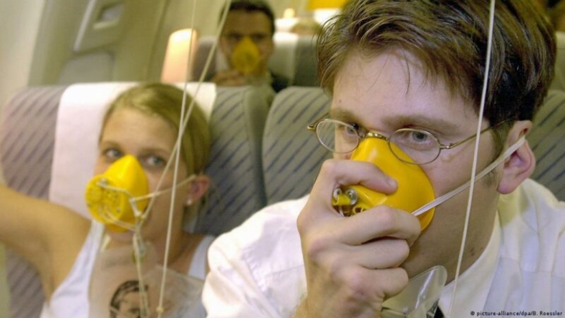 How oxygen masks work in airplanes and why there is no oxygen in them