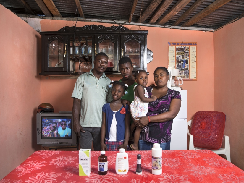 How people in different countries are treated: a travel photographer showed home first aid kits