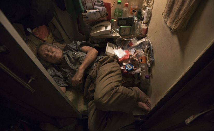 How people live in Hong Kong coffin apartments