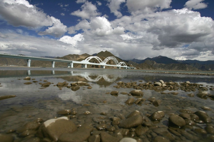 How the Chinese built the railway to Tibet