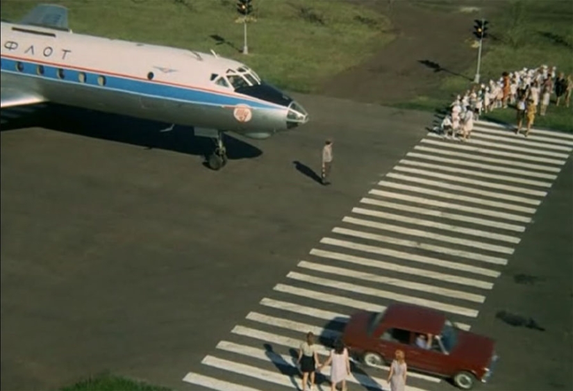 How the most dangerous stunt with a plane landing on a highway was filmed in &quot;The Incredible Adventures of Italians in Russia&quot;