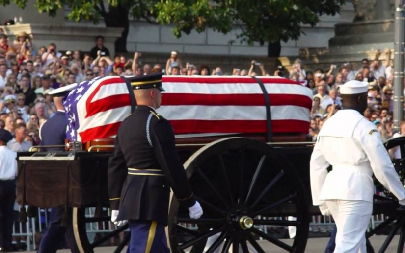 How the most expensive and magnificent funerals of famous people in history took place