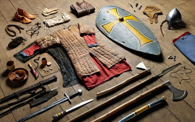 How things have changed over the millennia: the complete combat equipment of British soldiers from the XI to the XXI century