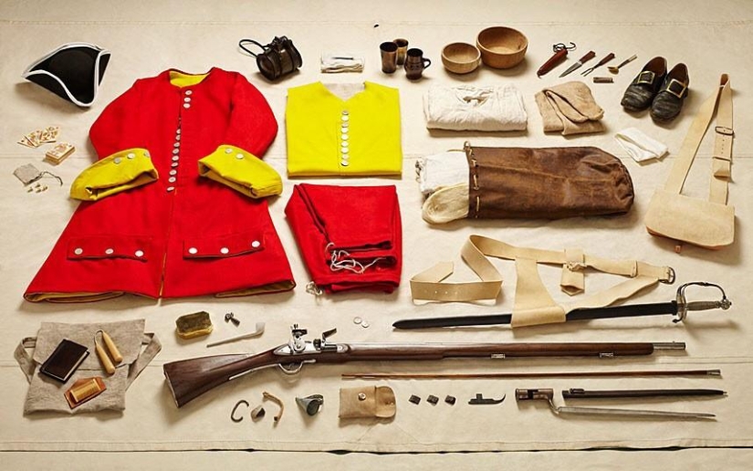 How things have changed over the millennia: the complete combat equipment of British soldiers from the XI to the XXI century