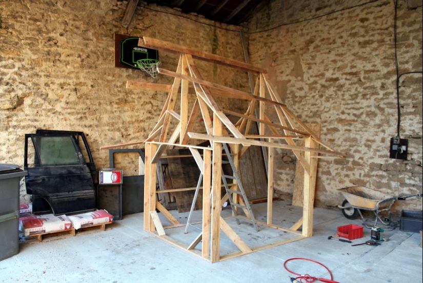 How to Build a Real Castle for Your Child from Ordinary Wooden Pallets