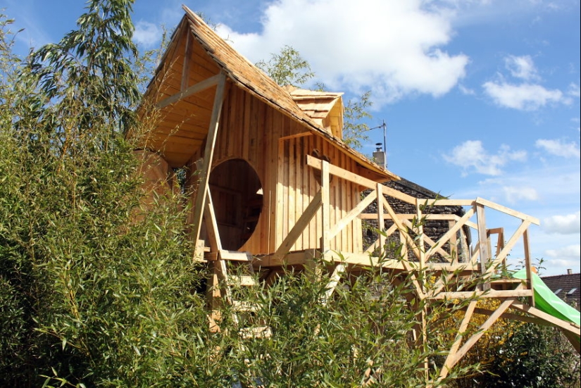 How to Build a Real Castle for Your Child from Ordinary Wooden Pallets