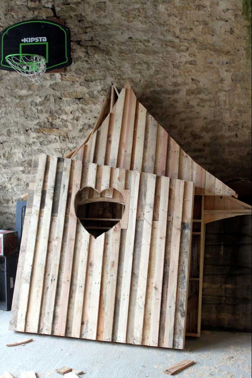 How to Build a Real Castle for Your Child from Ordinary Wooden Pallets