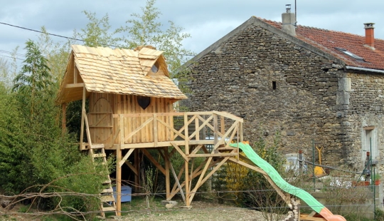 How to Build a Real Castle for Your Child from Ordinary Wooden Pallets