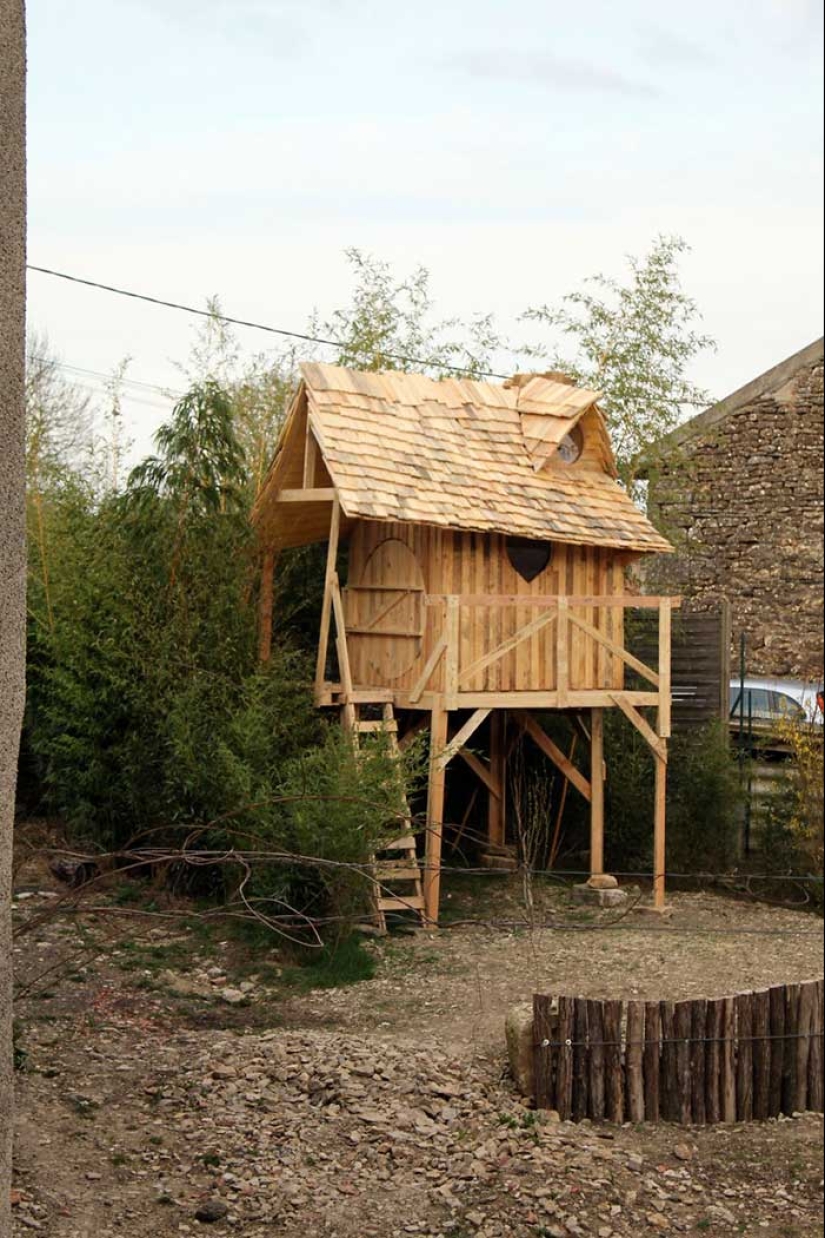 How to Build a Real Castle for Your Child from Ordinary Wooden Pallets