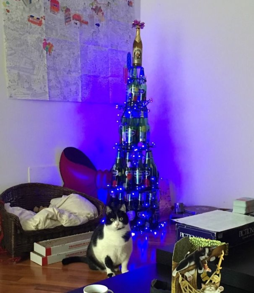 How to protect a Christmas tree from harmful and audacious pets