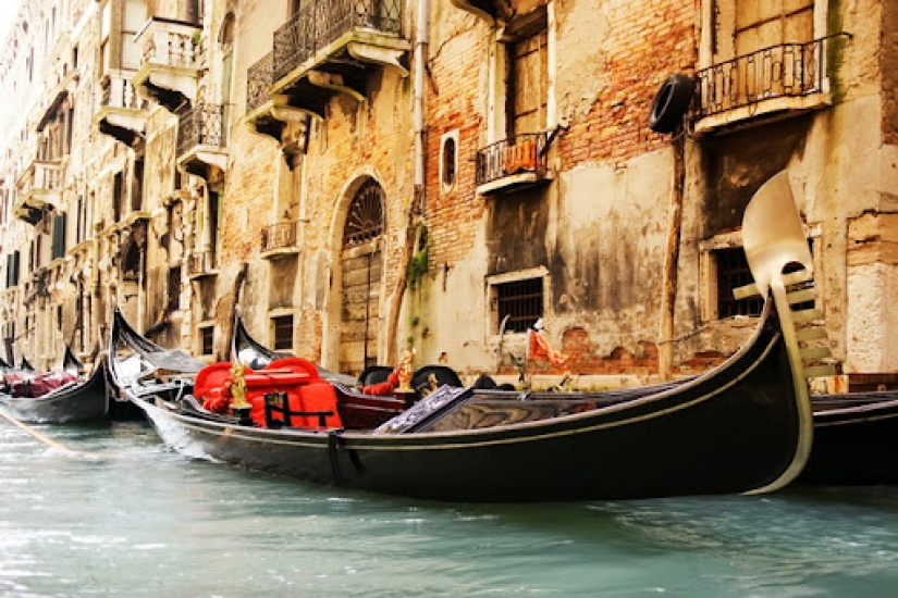 How Venetian Gondolas Are Made and How to Become a Gondolier