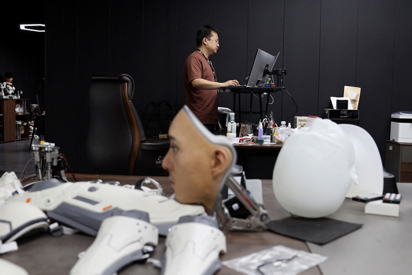 Hyper-realistic humanoid robots are being developed at the Ex-Robots plant in China