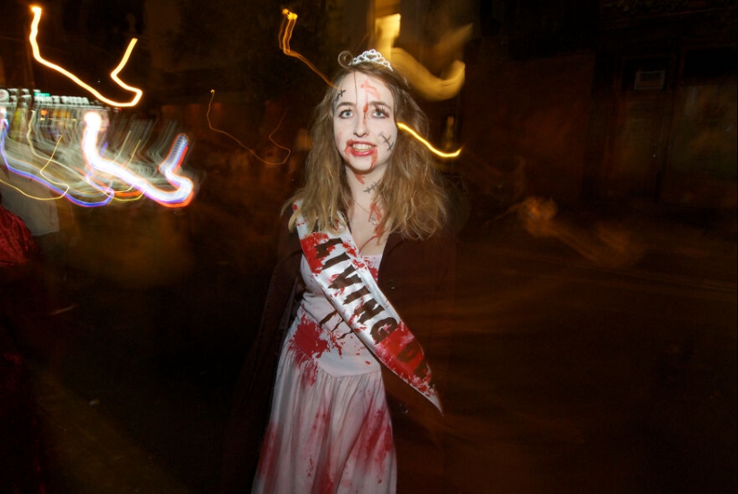 I Captured The Gritty Magic Of NYC’s Halloween And Turned It Into A 150-Page Photo Book