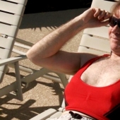 “I fell in love with my breasts”: a Canadian on a bet walked with a silicone bust for 20 years