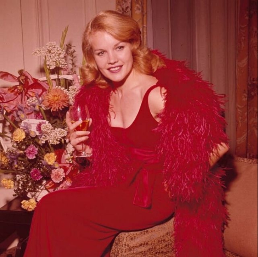 "I give 150 cows for this doll!". Incredible Carroll Baker in vintage photo set