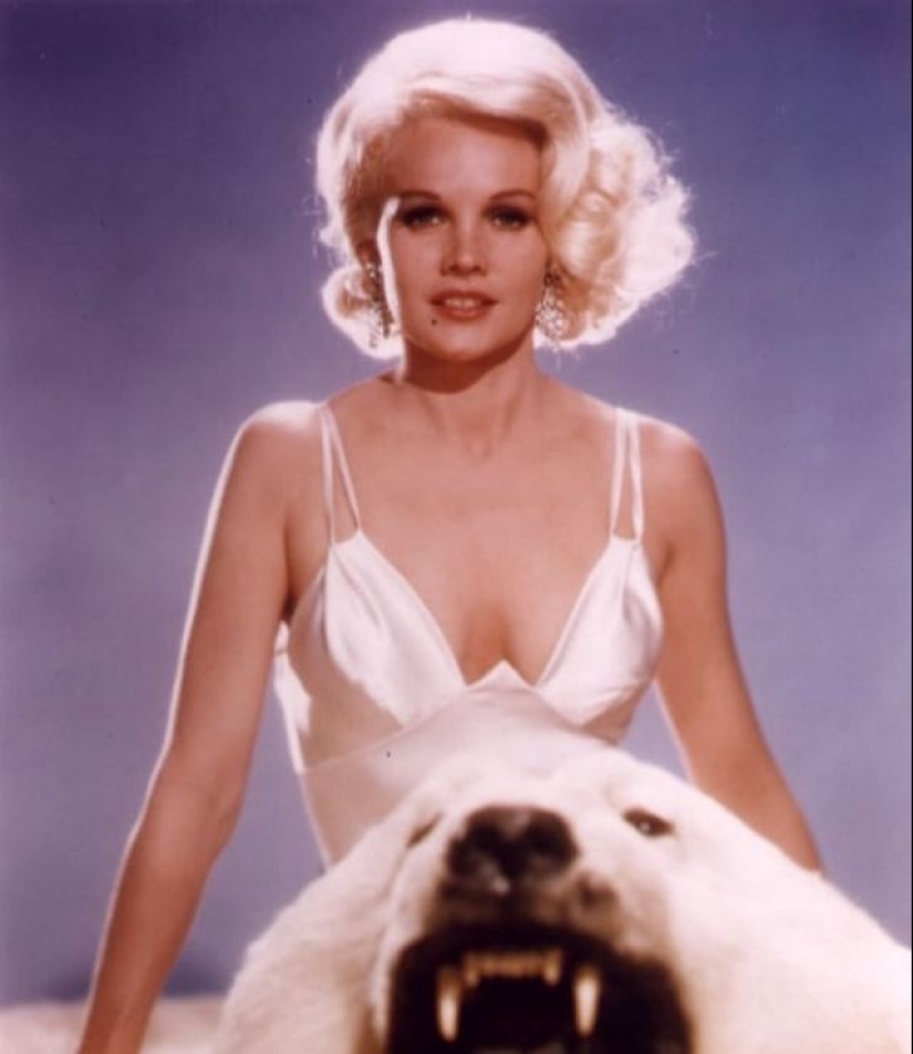 "I give 150 cows for this doll!". Incredible Carroll Baker in vintage photo set