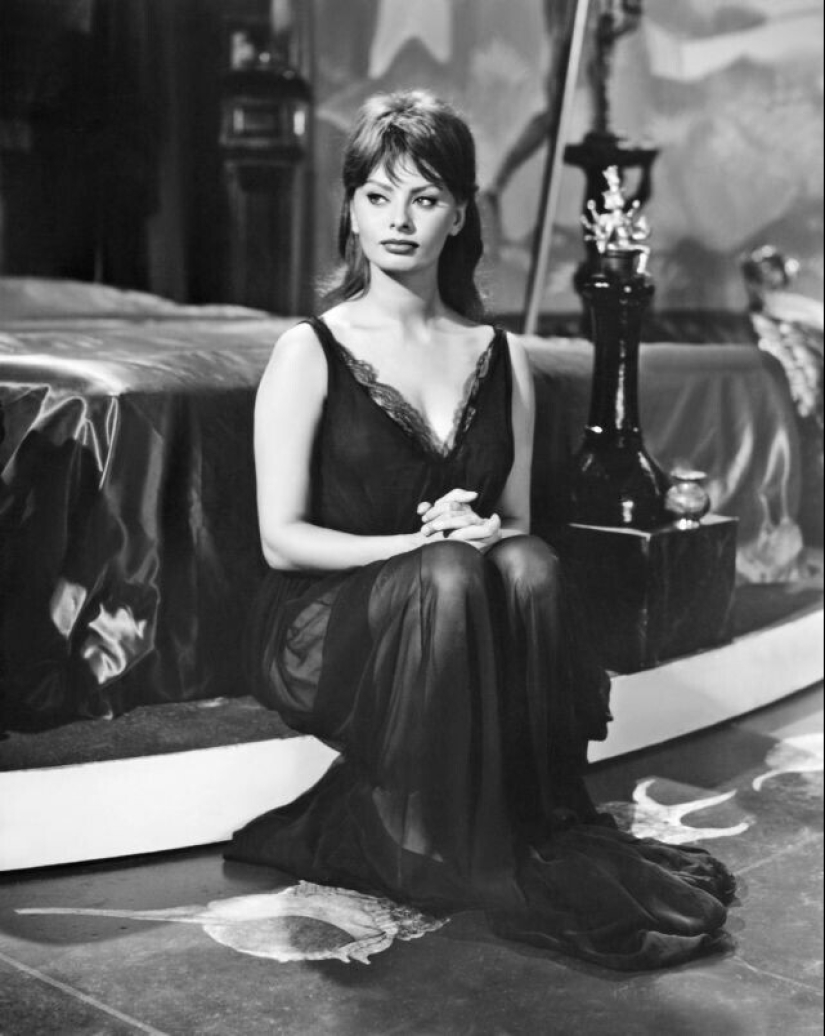 Impresionante Sophia Loren durante el rodaje de la película " Millionaire»