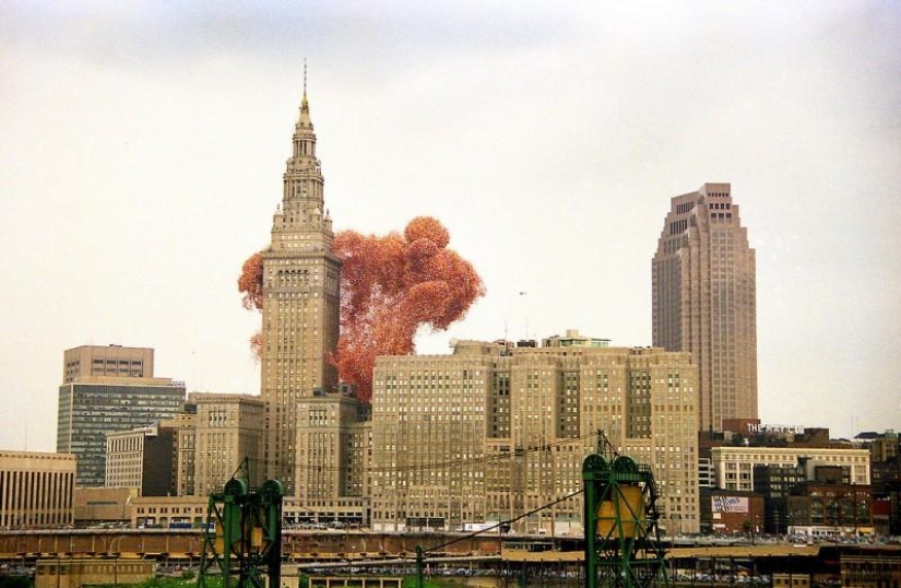 In 1986, Cleveland was attacked by ... balloons