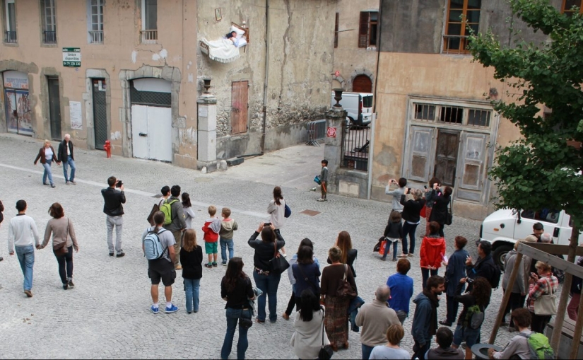 In limbo: French artist lives in ghost rooms